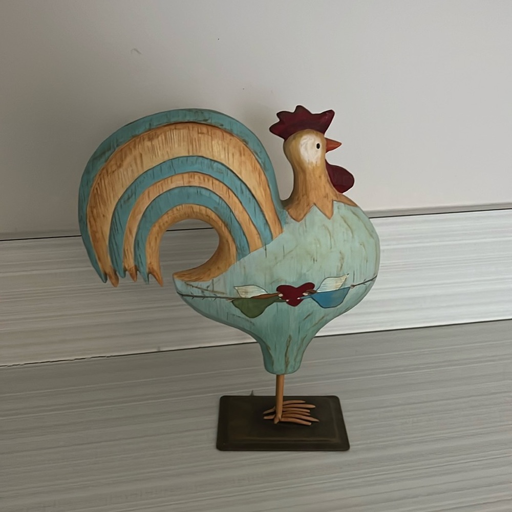Country rooster sculpture